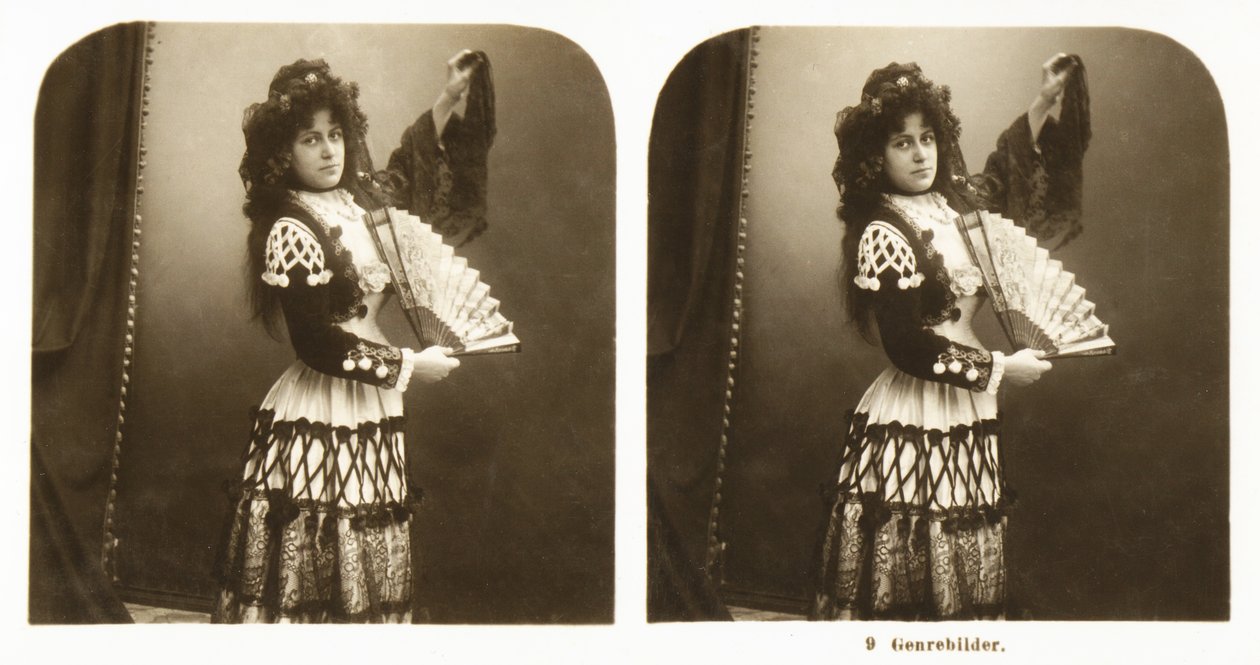 アラゴン地方のスペインの伝統的な衣装を着た若い女性を描いた立体カード、1900年頃（セピア写真） 作： ドイツ語学校