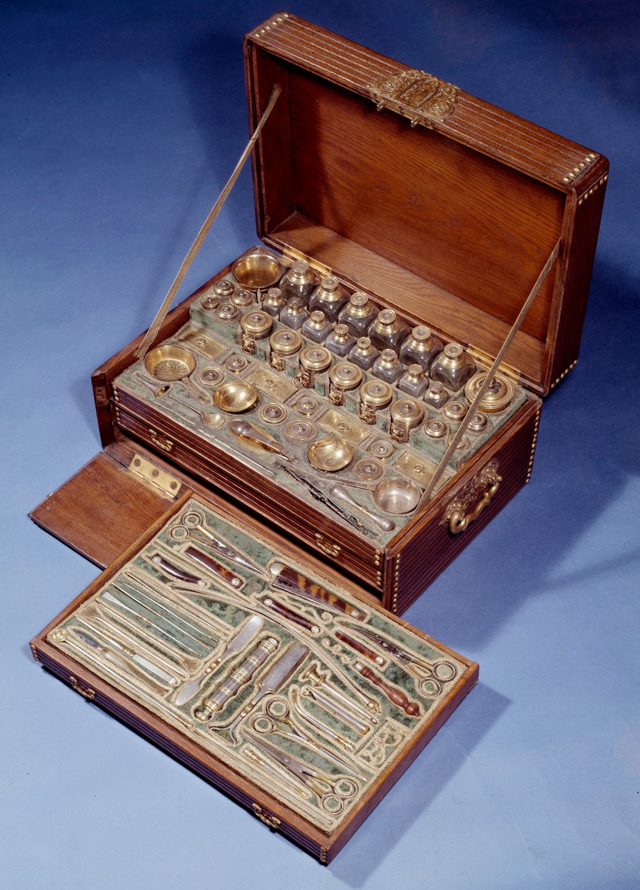 旅行用の手術と薬局のキット。1640.アウグスブルク装飾美術、パリ。 作： ドイツ語学校