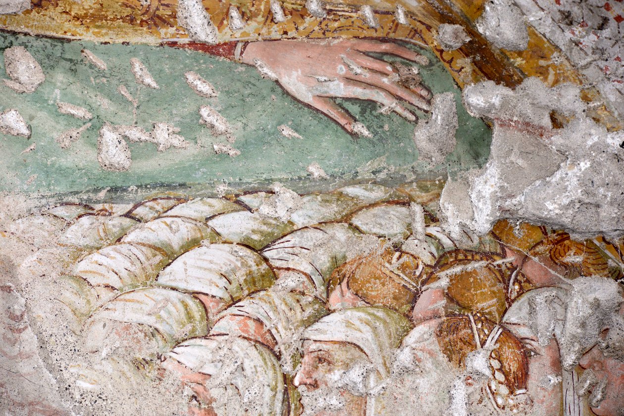 Arme der Madonna della Misericordia bedecken eine Gruppe verschleierter Frauen, Fragment eines Freskos von Giacomo de Buschis genannt il Borlone, Kirche Santa Maria Nascente, Gromo San Marino, Lombardei, Italien von Giacomo Borlone de Buschis