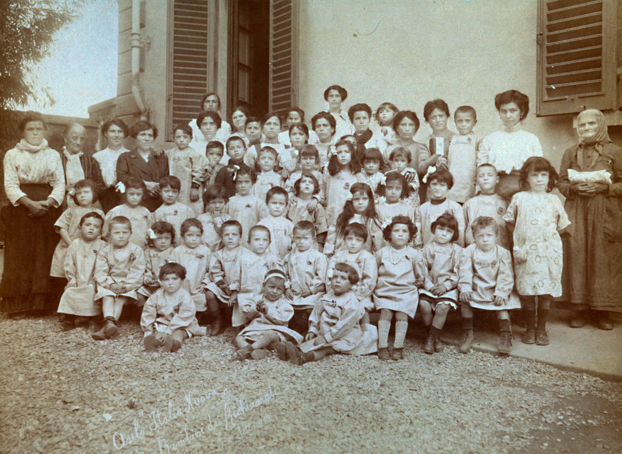 イタリア・ヌォーヴァ "幼稚園での予備役の子供たち（1915年9月20日）（モノクロ写真 作： ジャコモ・ブロージ