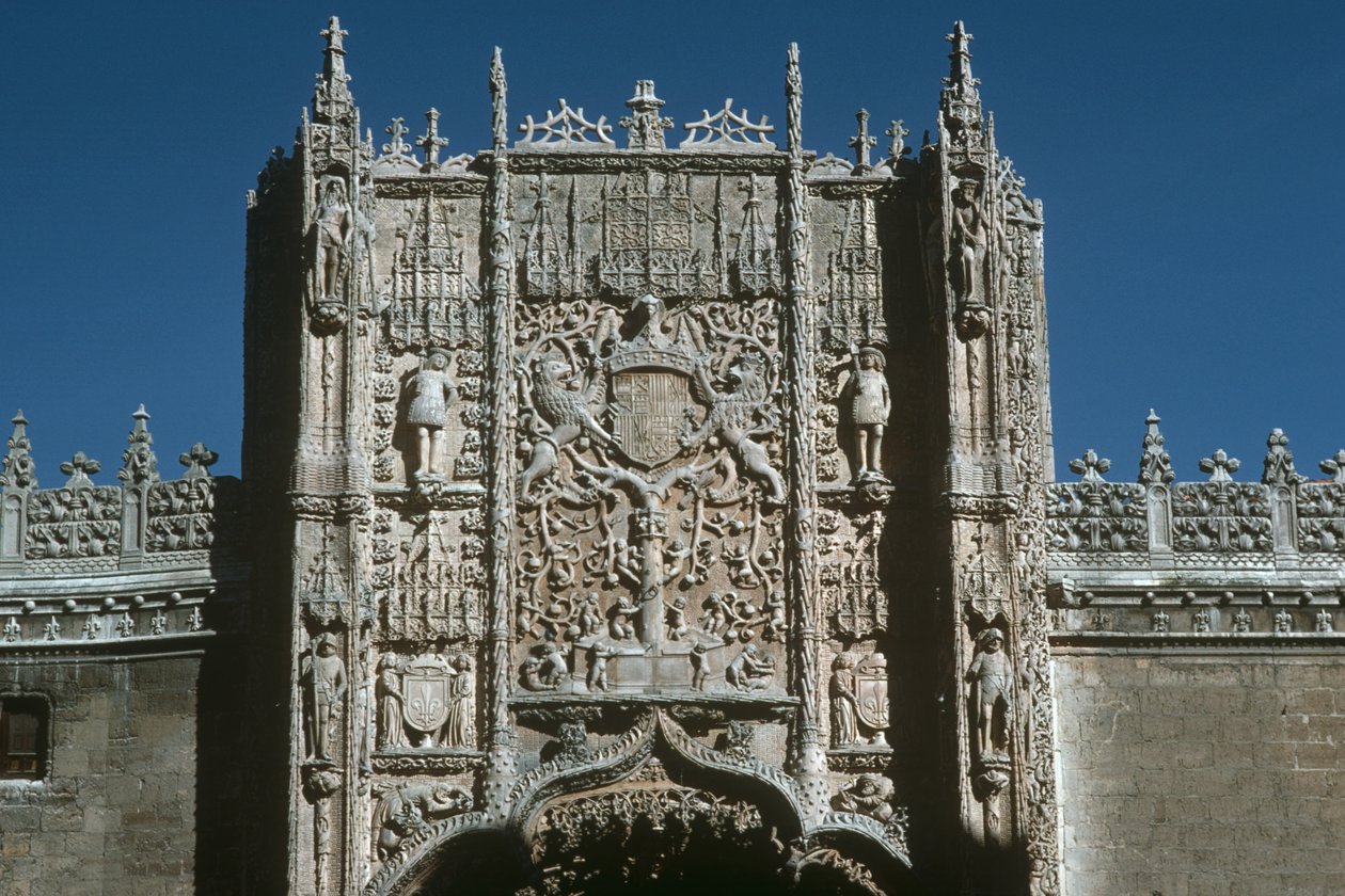 エントランスファサード（国立宗教彫刻博物館）は1488〜96年に建てられました 作： ギル・デ・シロエ
