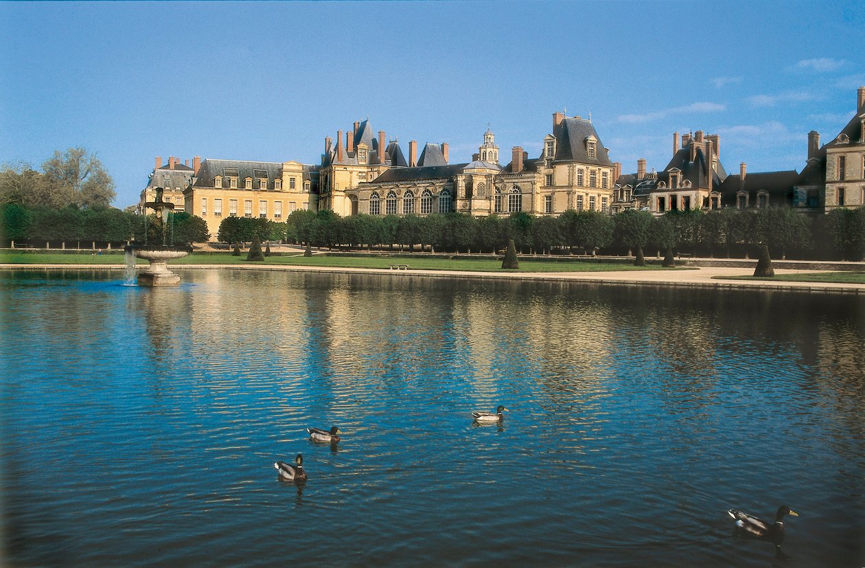 フランスのセーヌ・エ・マルヌ（Seine-et-Marne）にあるフォンテーヌブローの城。ジル・ル・ブルトンの建築（約 作： Gilles and Delorme Philibert Le Breton