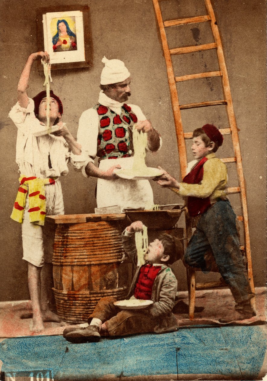 スパゲッティを手で食べる子供たち ナポリ、1865年頃（二枚重ねの紙に印刷 作： ジョルジオコンラッド