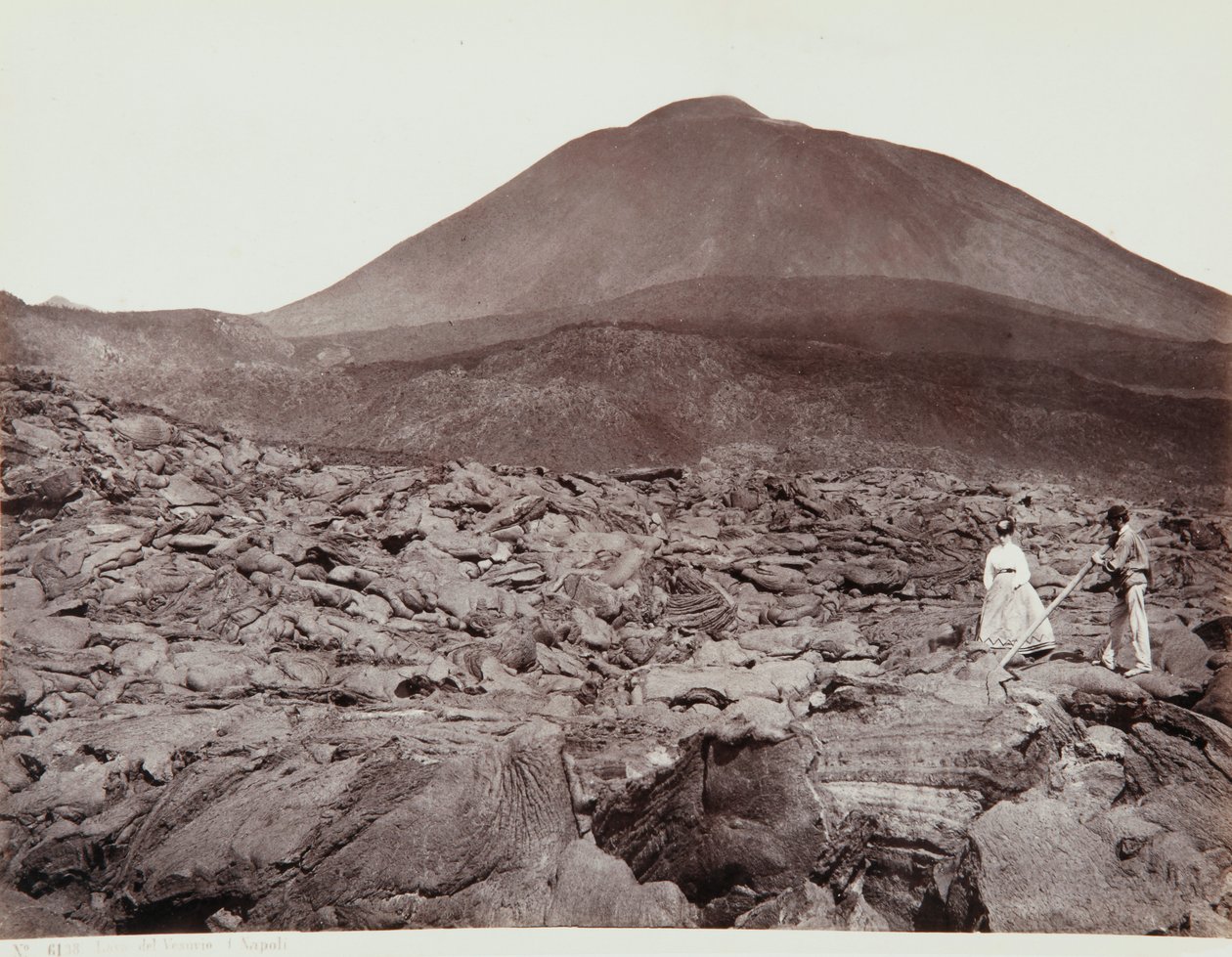ヴェスヴィオ火山の溶岩の上を歩く 作： ジョルジオの夏
