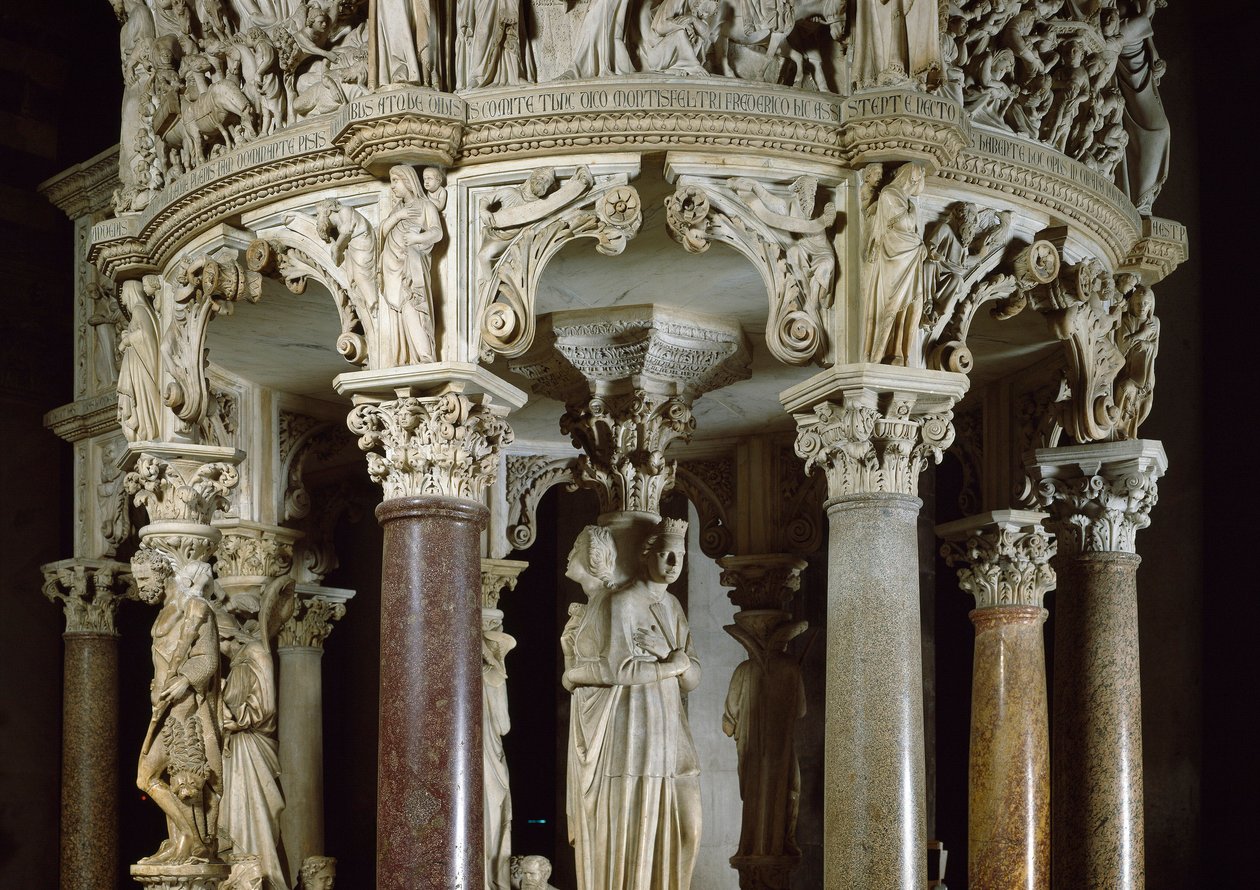 左側に神学上の美徳とヘラクレス 説教壇を支える彫刻群の細部。ジョヴァンニ・ピサーノ(1248-1314)による大理石の彫刻。1302-1311年 イタリア、ピサのカテドラーレ（サンタ・マリア・アスンタ・ディ・ピサのドゥオモ 作： ジョヴァンニ・ピサーノ