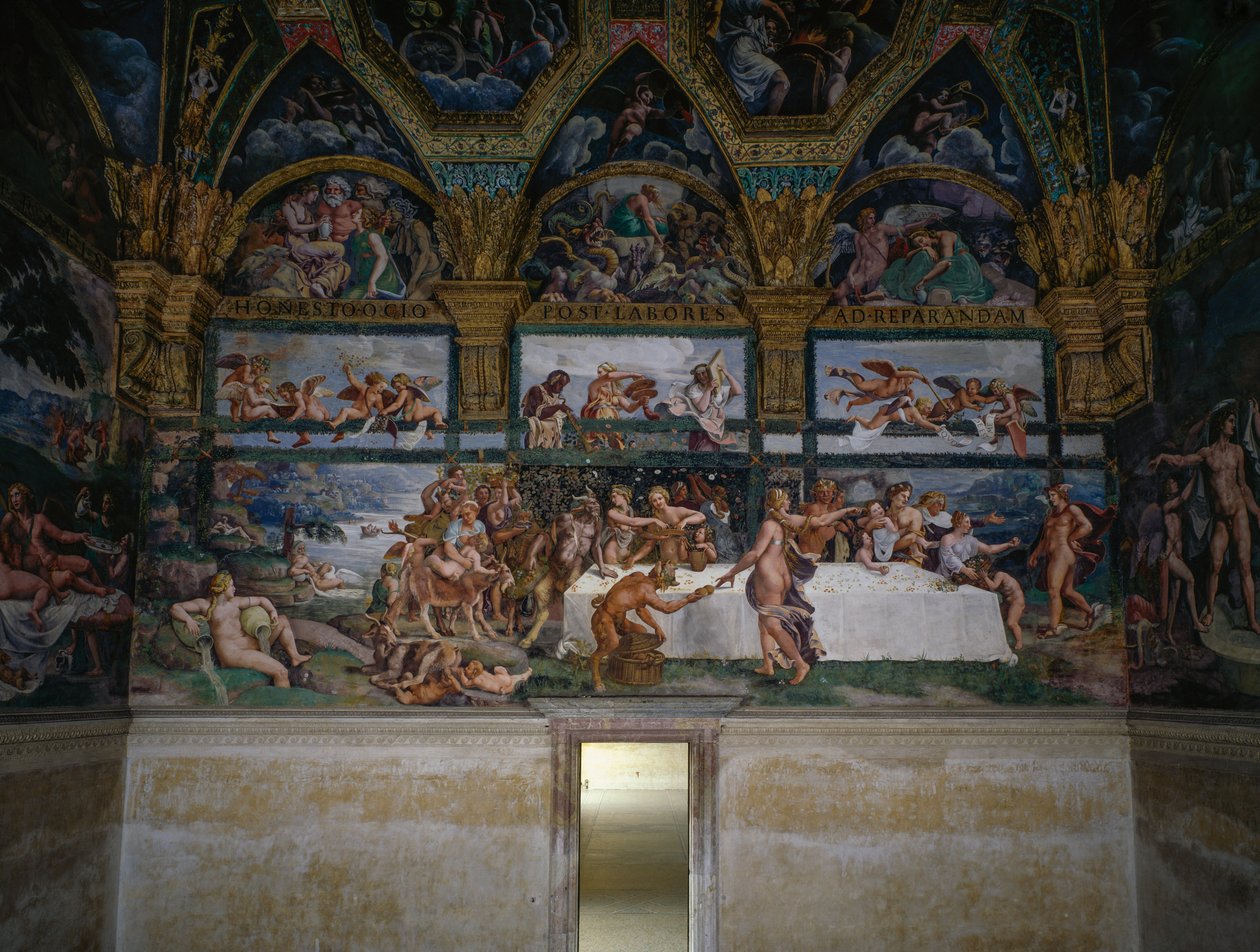 ジュリオ・ロマーノ（1499-1546）によるフレスコ画「神々の婚宴」、イタリア、ロンバルディア州マンチュアのテ宮殿の「キューピッドとプシュケの間」の西壁（2008年ユネスコ世界遺産登録 作： ジュリオ・ロマーノ