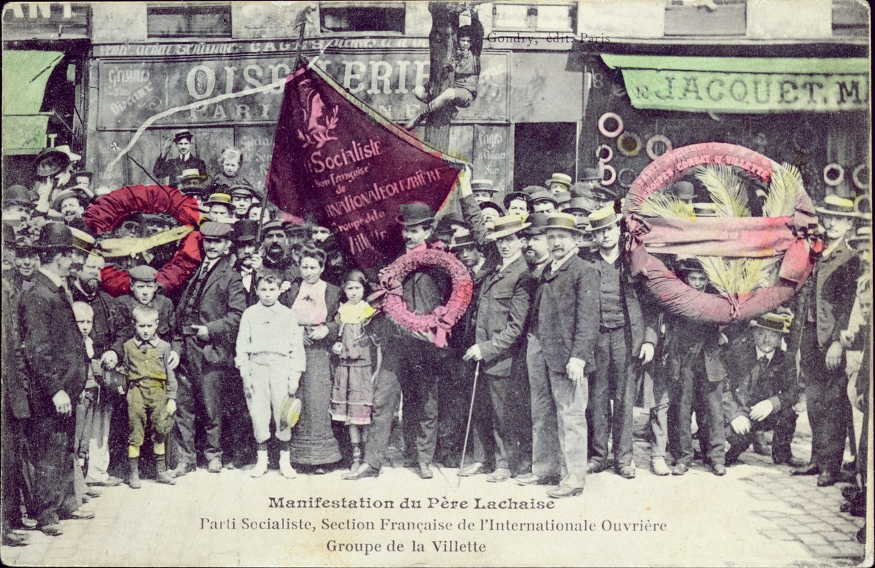 1908年5月1日、ラヴィレットのグループ、社会主義党、国際労働者協会のフランス支部、パリコミューンの記念のためのペールラシェーズでのデモンストレーション（色付き 作： ゴンドリー