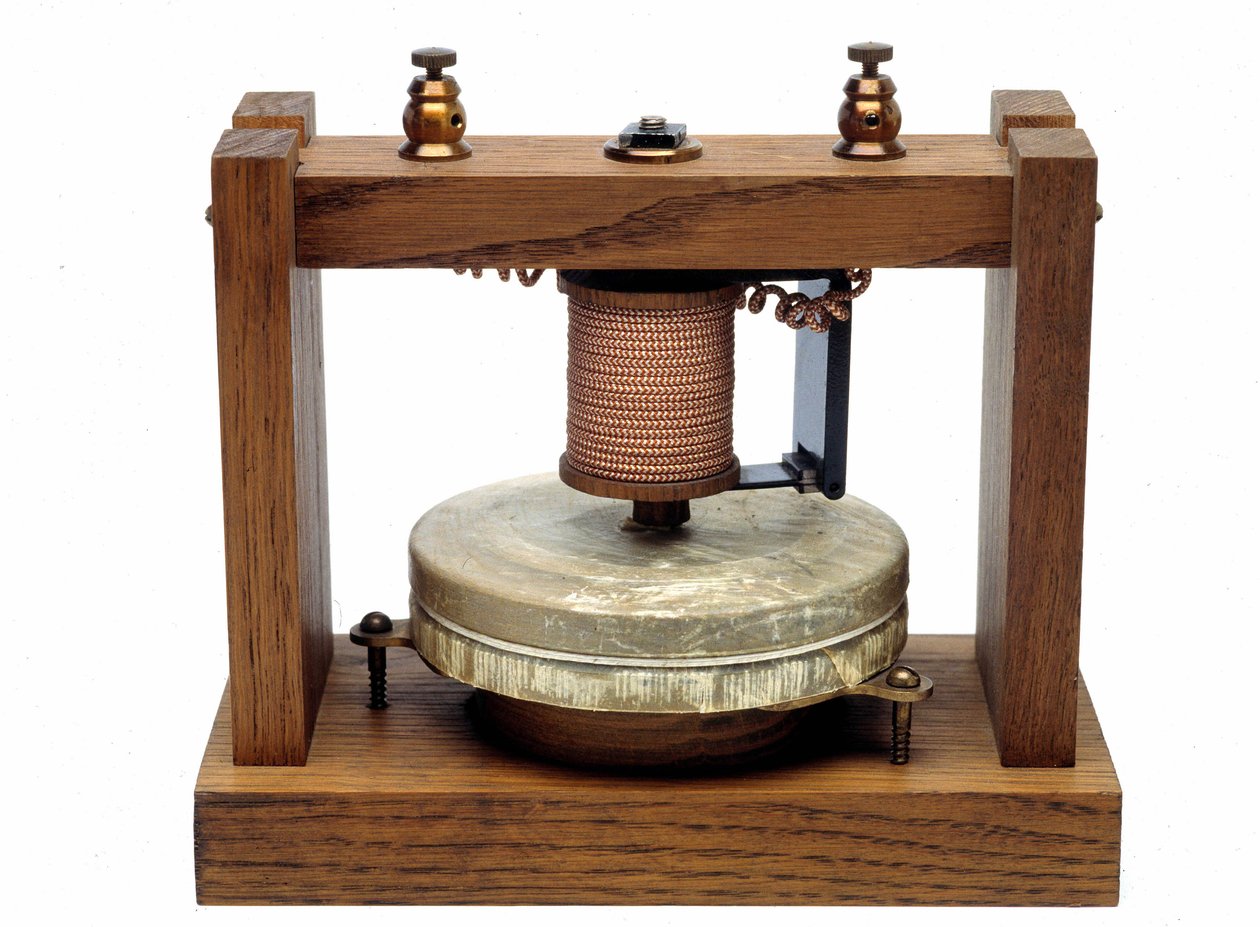1875年の最初の実験に使われたグラハム・ベルの電話機。 作： グラハムベル
