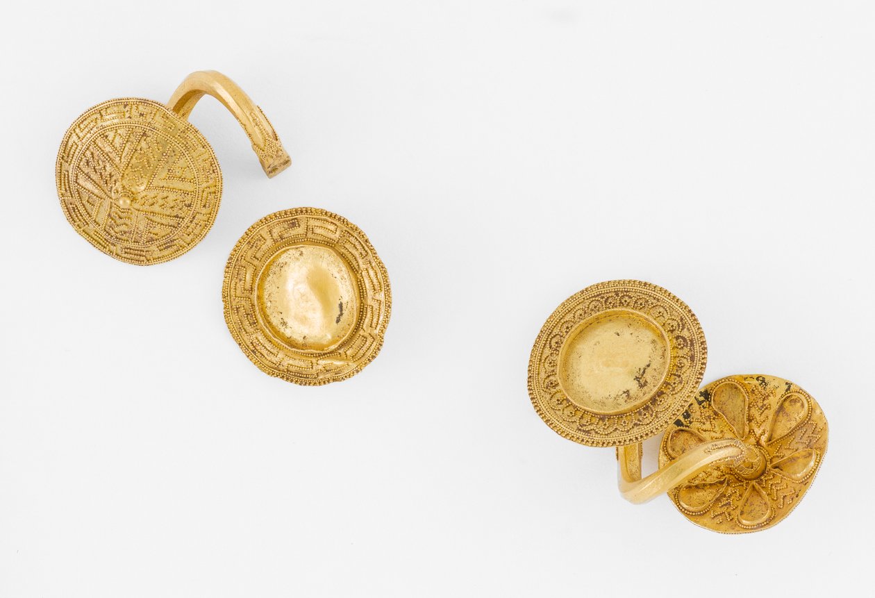 スパイラルフォームピアスのペア、紀元前700年頃（ゴールド） 作： ギリシャ語