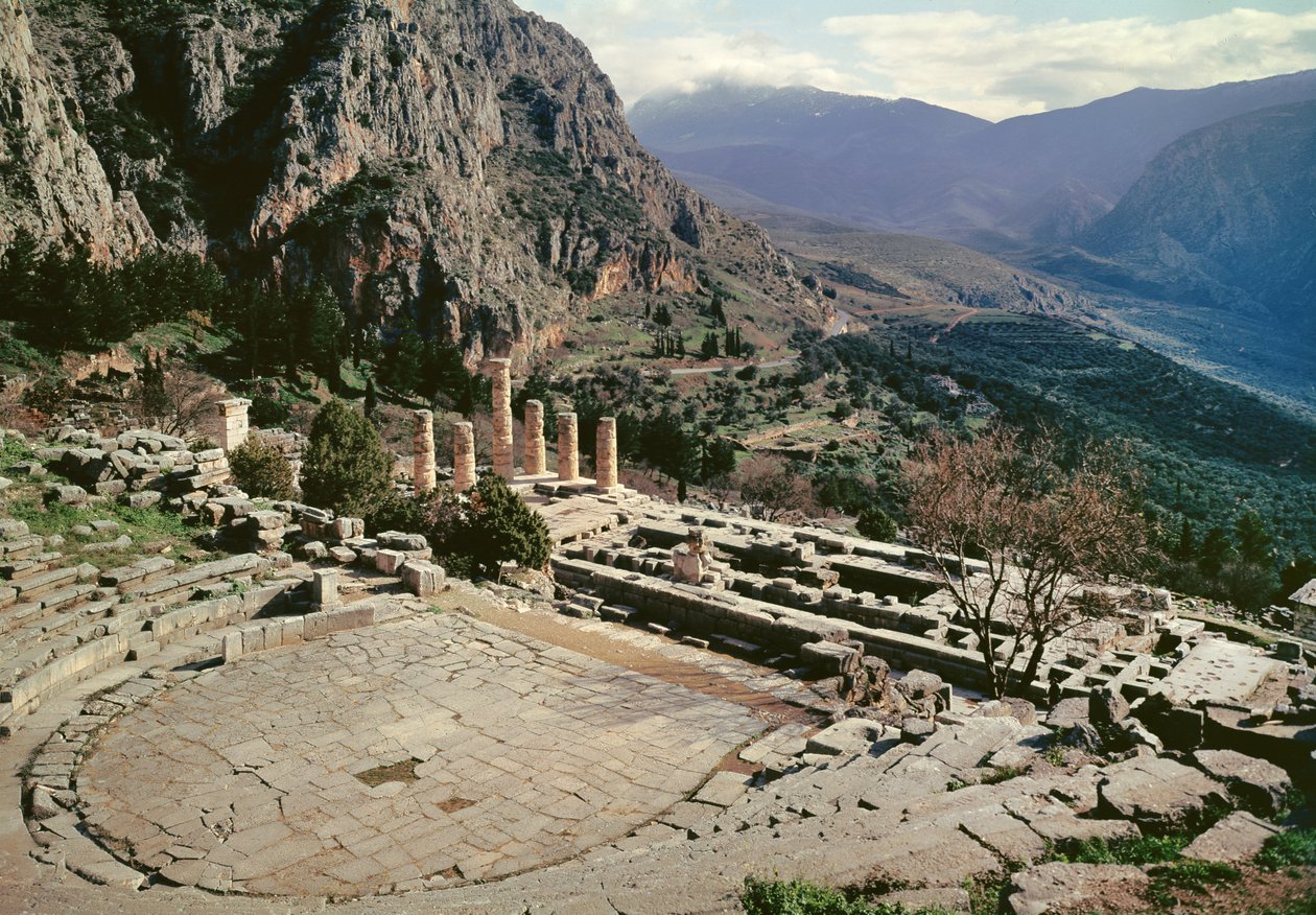 アポロ神殿の劇場のある遺跡のパノラマビュー 作： ギリシャ語