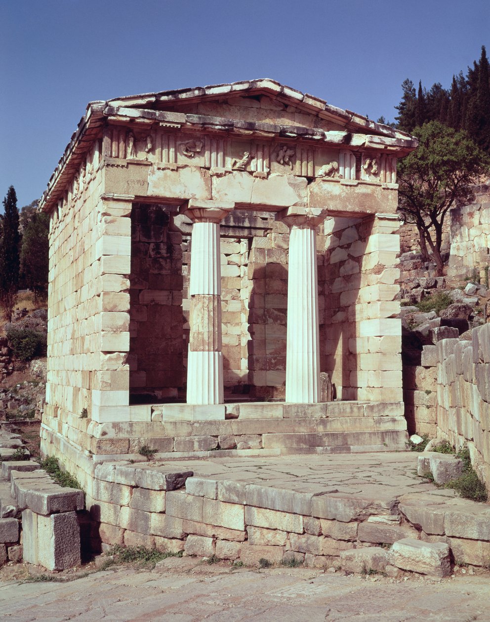 アテネの宝物の神殿の眺め 作： ギリシャ語