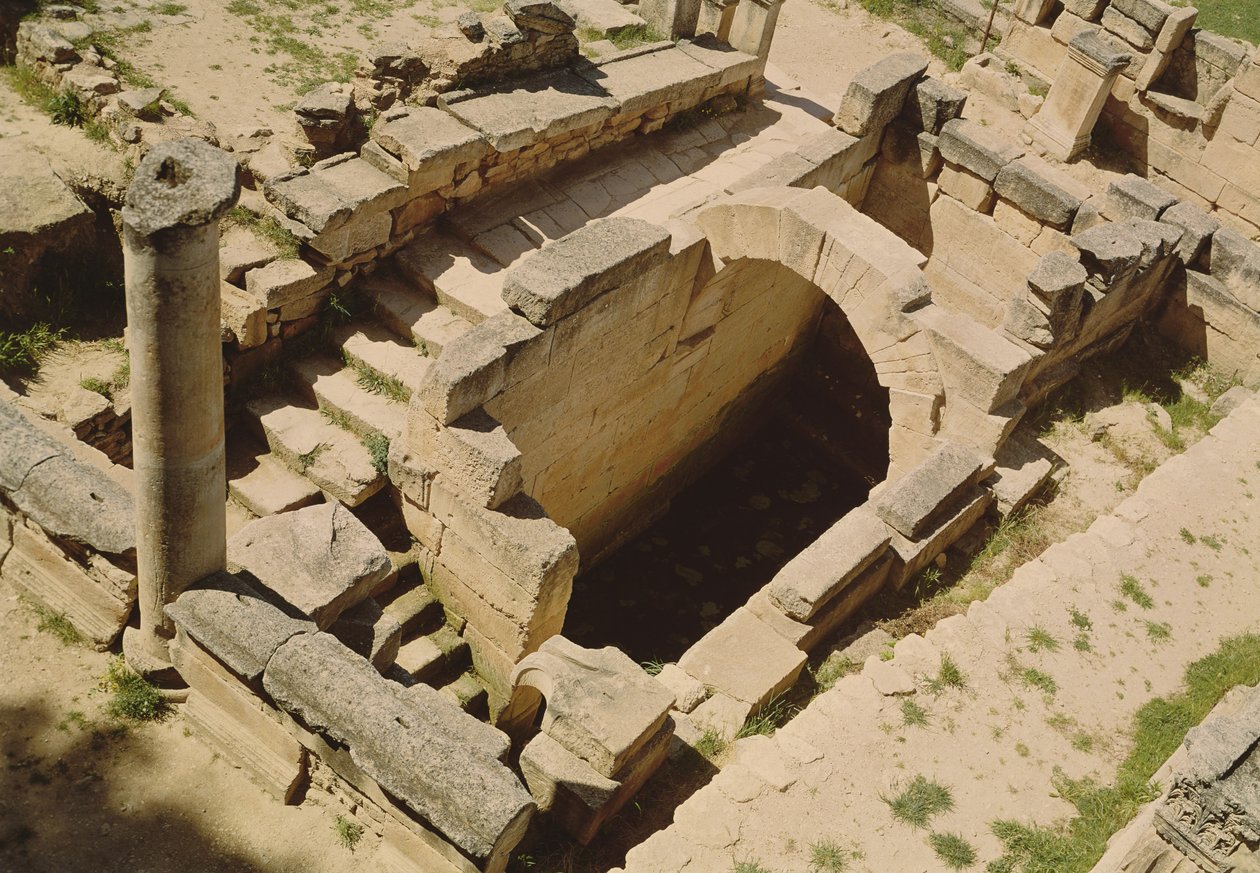 紀元前20年頃にローマ人によって復元されたニンファエウムの航空写真 作： ギリシャ語