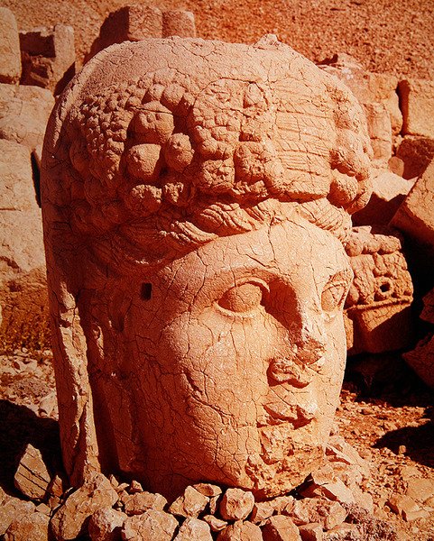 女神ティシェの特徴を持つ巨大な頭 作： ギリシャ語