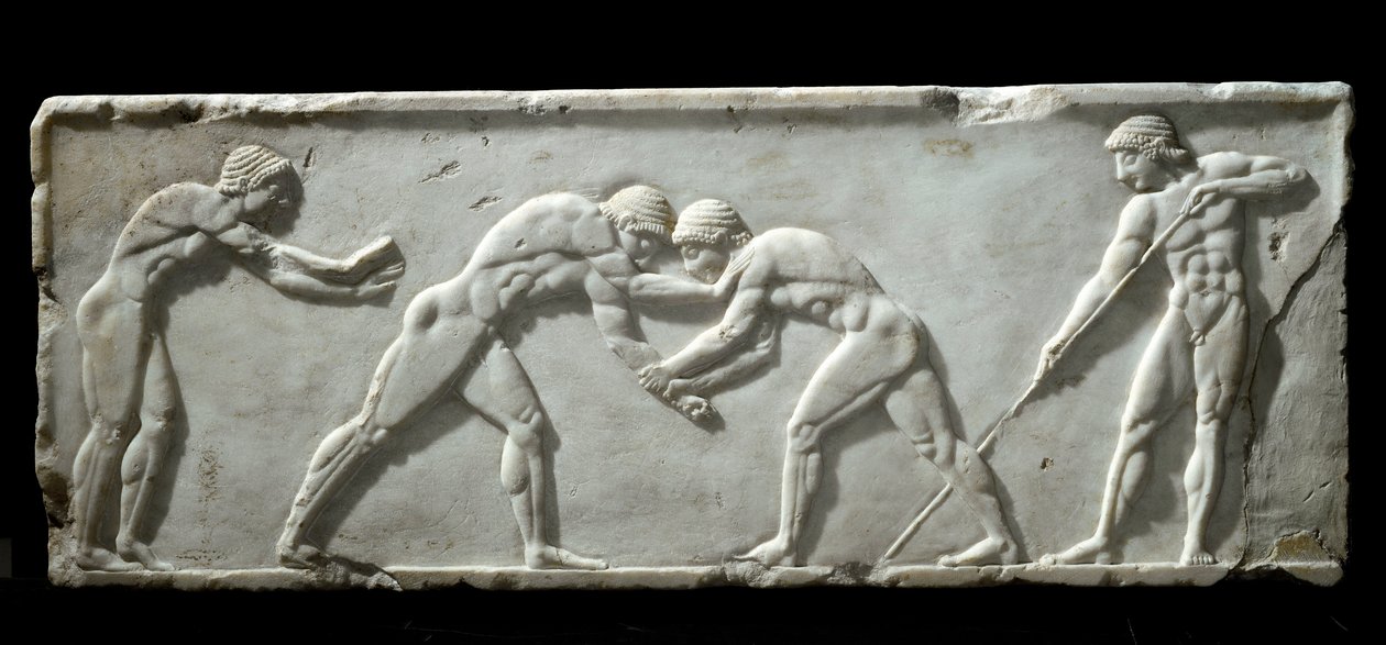 ギリシャ美術：格闘中の力士を表現したクーロスの台座。大理石の浮彫り