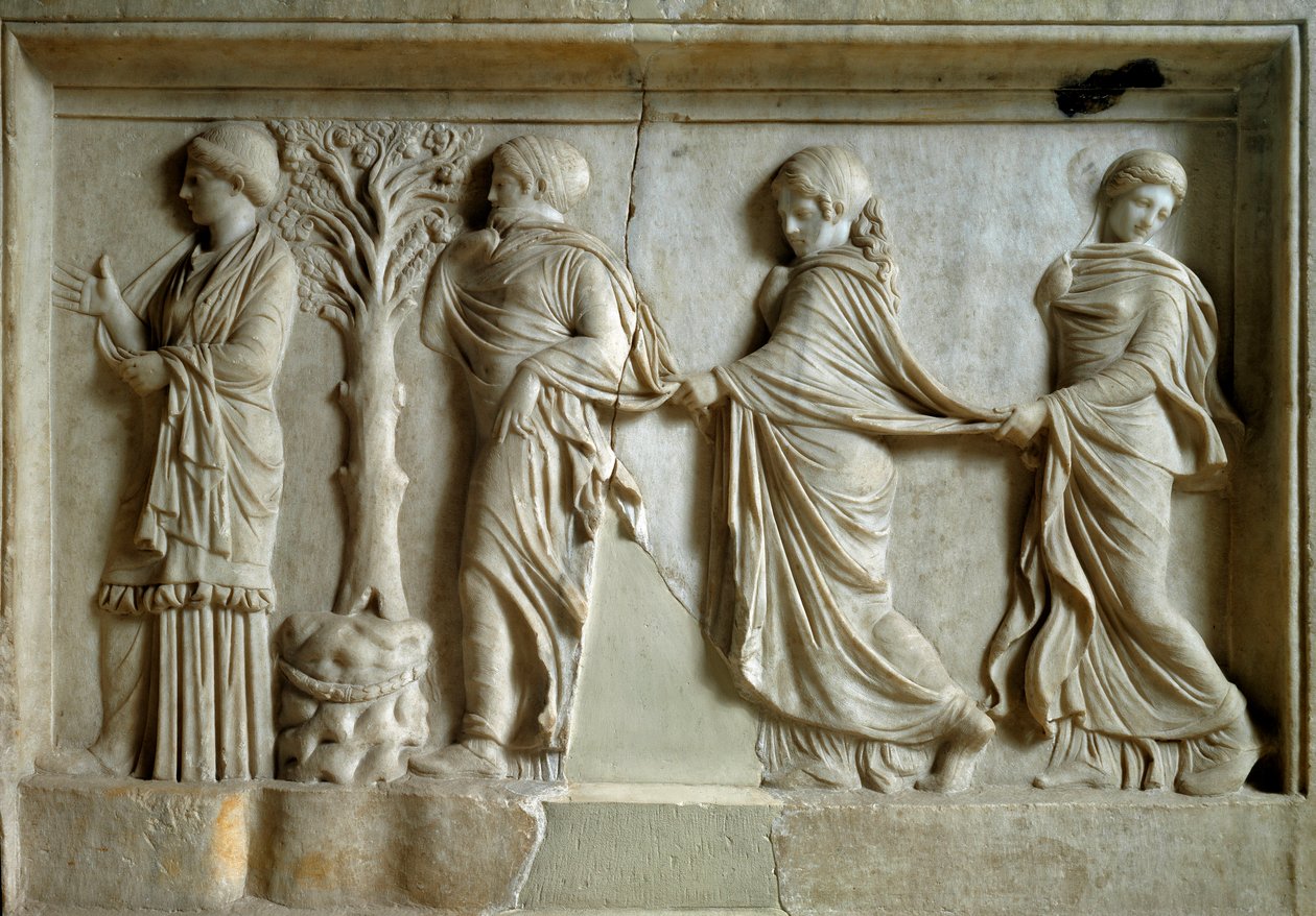 ギリシャ美術：若い女性に付き添う3人のニンフを描いた低層レリーフ。紀元前2世紀アテネ、ピレ博物館 作： ギリシャ語