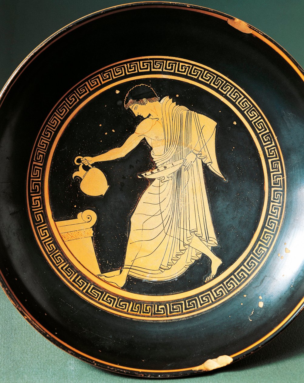 祭壇の近くにいる若者を描いたドーリス作のKylix、前6世紀（土器 作： ギリシャ語