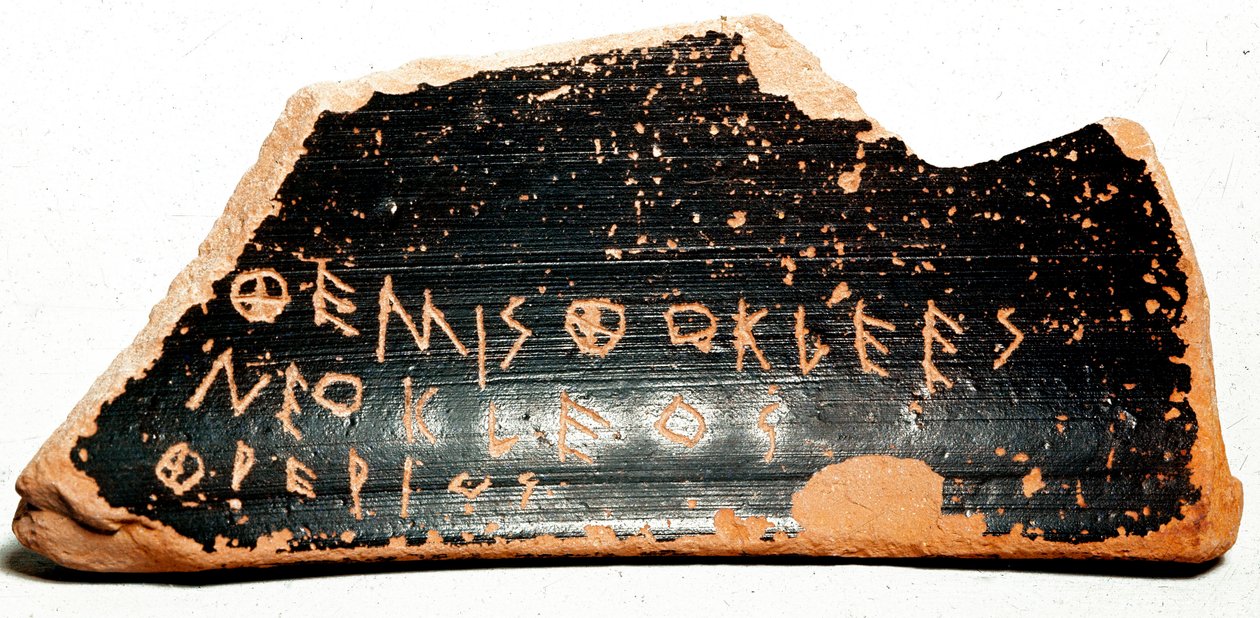 Ostrakon (or ostracon) (複数形: ostraca or ostraka) 古代ギリシャの追放措置の際に投票用紙として使われた陶器の破片。紀元前480年 アテネ。アゴラ博物館。 作： ギリシャ語