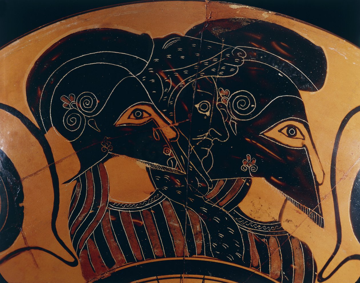 ヘルメットをかぶった3人の戦士を描いたギリシャの黒漆器の壺の詳細 作： ギリシャ語学校