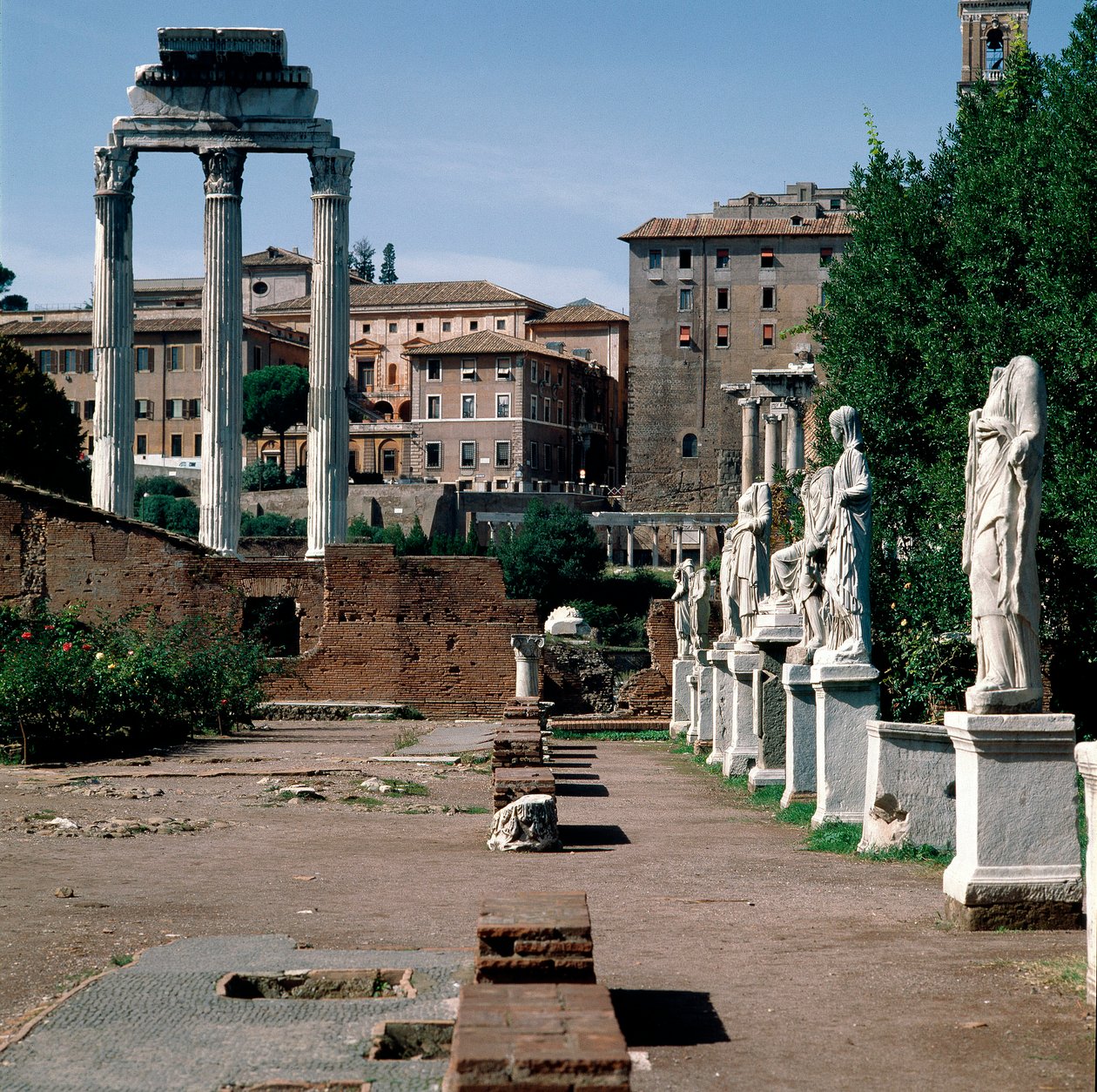 フォロ・ロマーノ：ヴェスタールの彫像。ヴェスタールの家（Casa delle VestaliまたはAtrium Vestae）。左側にはギリシャのディオスクレス神殿（またはカストルとポルックスの神殿）（紀元前5世紀）。ローマ 作： ギリシャ語またはローマ語