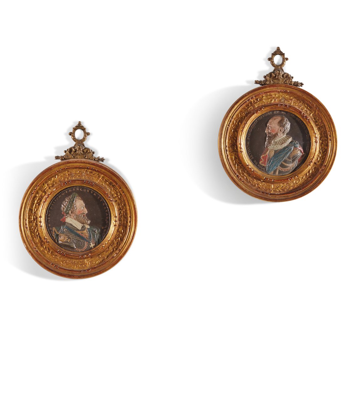 アンリ4世（1553-1610）とマクシミリアンベスーン、サリー公（1559-1641）を表すメダリオンのペア（金色の木製フレームの多色石膏） 作： ギヨーム（後）デュプレ