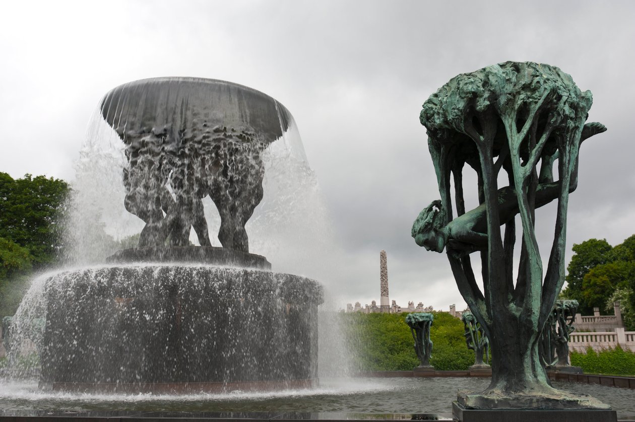 ノルウェー、オスロ、フログナー公園の噴水と「木の中の少女」の彫刻（ブロンズ 作： グスタフ・ヴィーゲラン