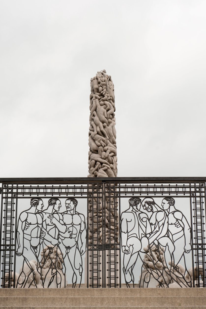 ノルウェー・オスロのフログナー公園にある鍛鉄製のゲート「Naked Men」と花崗岩製の「People Monolith」(写真) 作： グスタフ・ヴィーゲラン