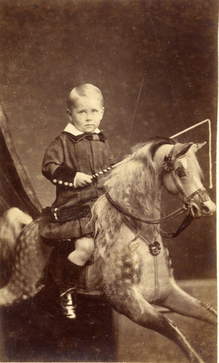 ロッキングホースに鞭を持つ少年、1870年代（アルブメンプリント） 作： HAチャップマン