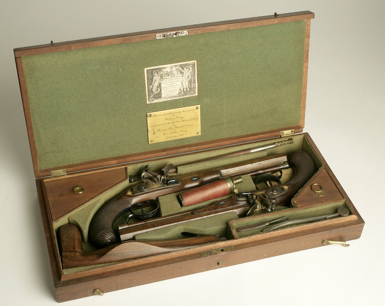 ケースとアクセサリーが付いたフリントロックの決闘銃のペア、c.1780-1800（ミクストメディア） 作： HWモーティマーアンドサンズ