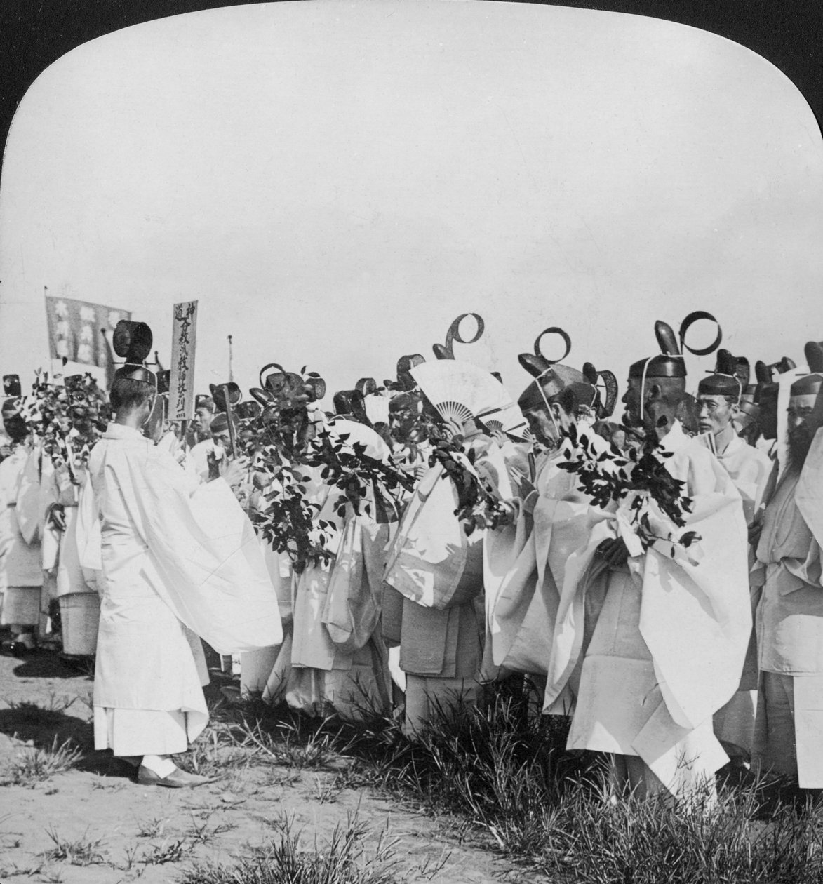 日立丸の犠牲者のための葬列での神道司祭、東京、日本、1905 作： HCホワイト