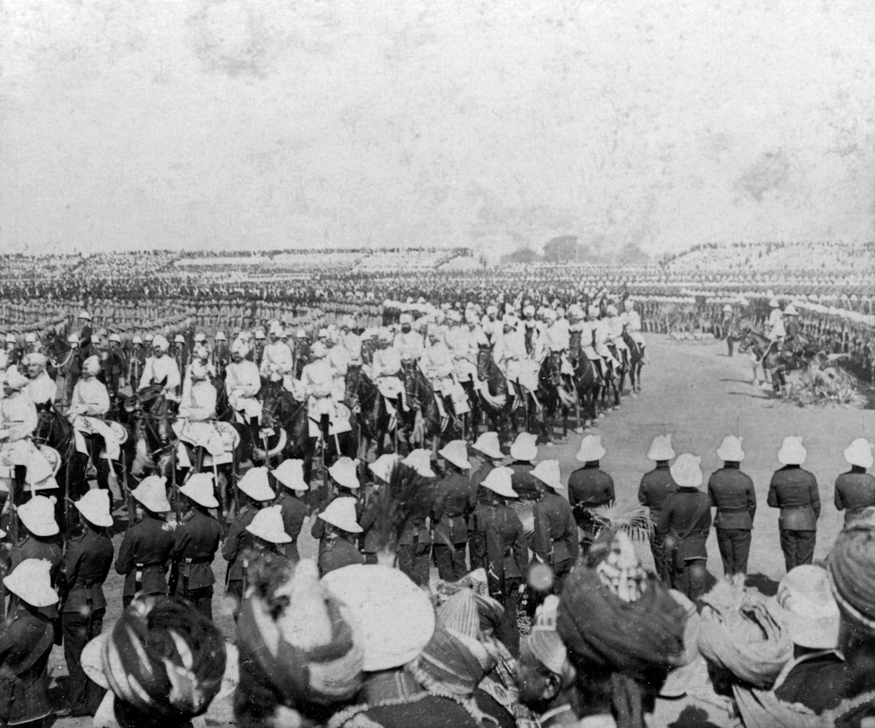1903年、帝国士官候補生軍団が威厳を示し、インドのデリーにあるダルバールアリーナに護衛しました。 作： HDガートウッド