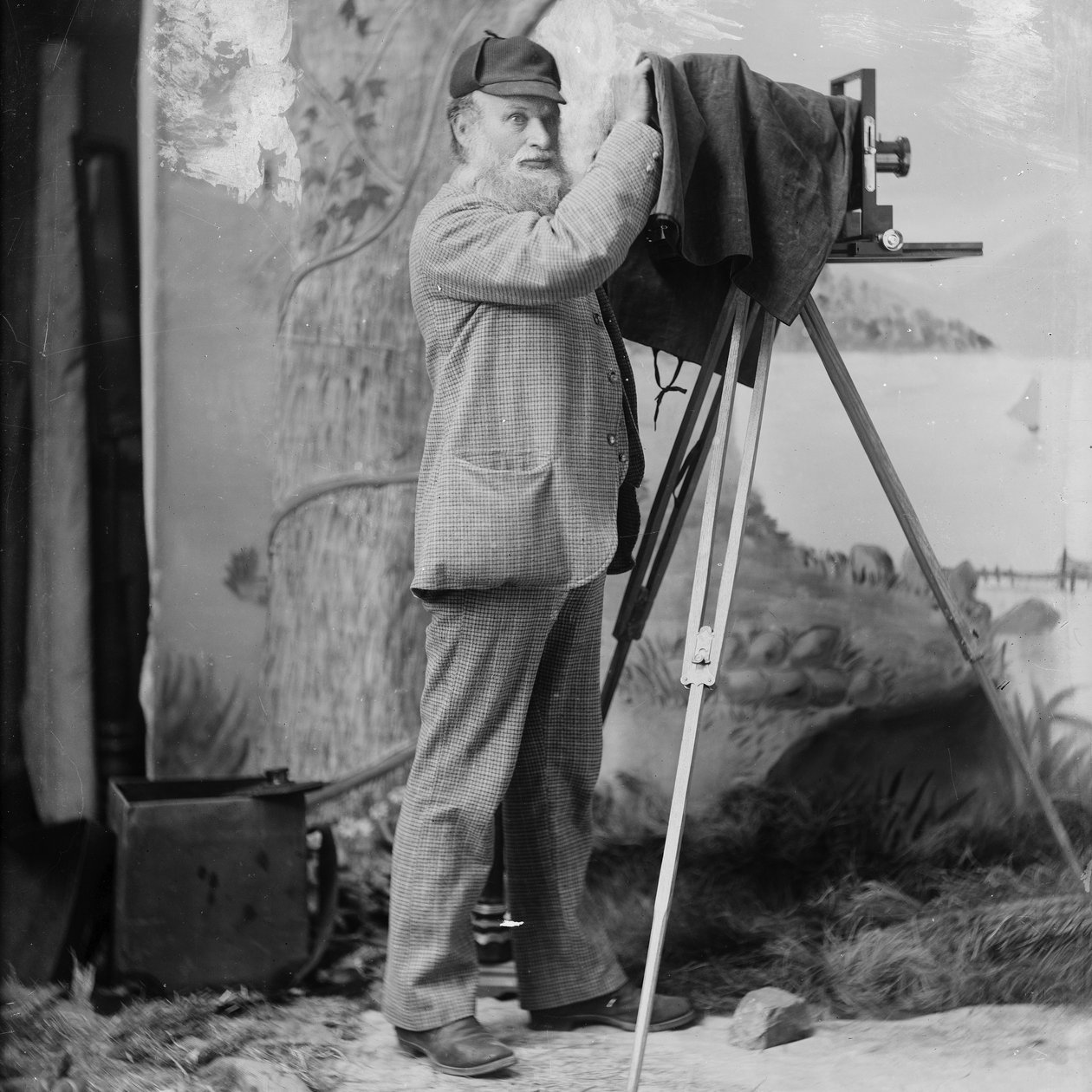 写真家リチャードメイナード、ハンナメイナーズスタジオ、ビクトリア州、ブリティッシュコロンビア州、1890年代（白黒写真）内の三脚にフィールドカメラ 作： ハンナ・メイナード