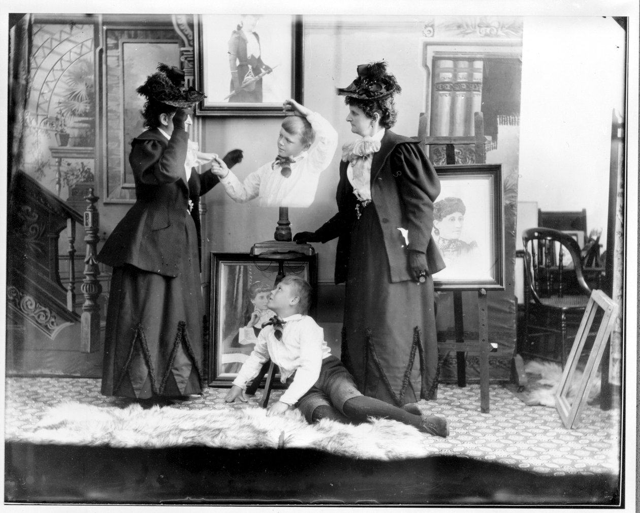 ハンナ・ハザリー・メイナードとその孫のメイナード・マクドナルドの複数回の露出、1893年頃（bw写真） 作： ハンナ・メイナード