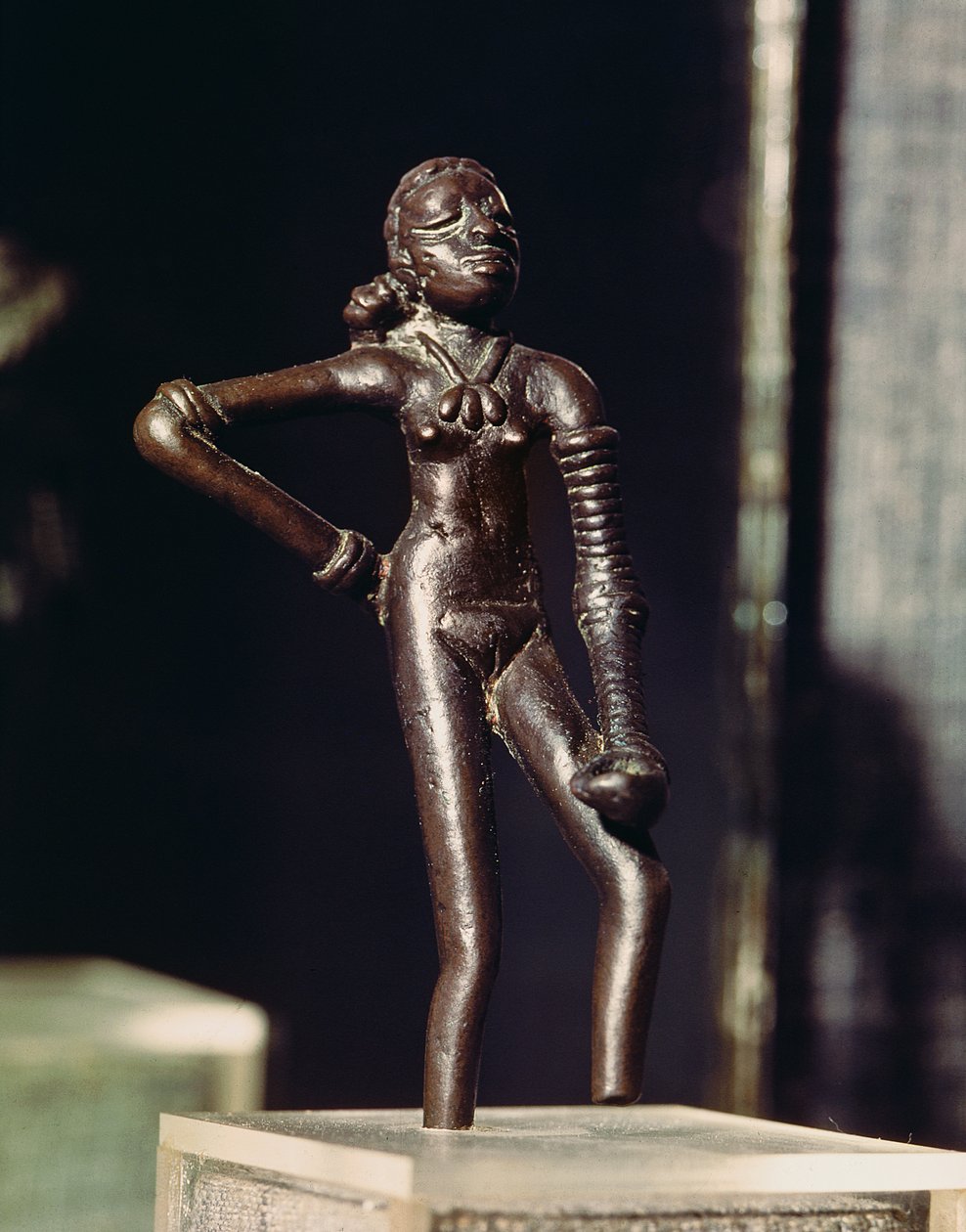 パキスタン、インダス渓谷のモヘンホダロ出身の若いダンサーの姿、紀元前3000年〜1500年（ブロンズ） 作： はらっぱん