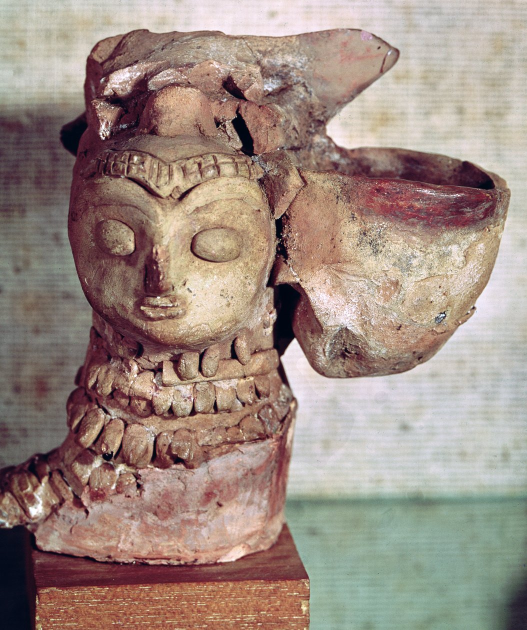 紀元前3000〜1500年にパキスタンのインダス渓谷にあるモヘンジョダロの女性の頭の形をしたランプ 作： はらっぱん