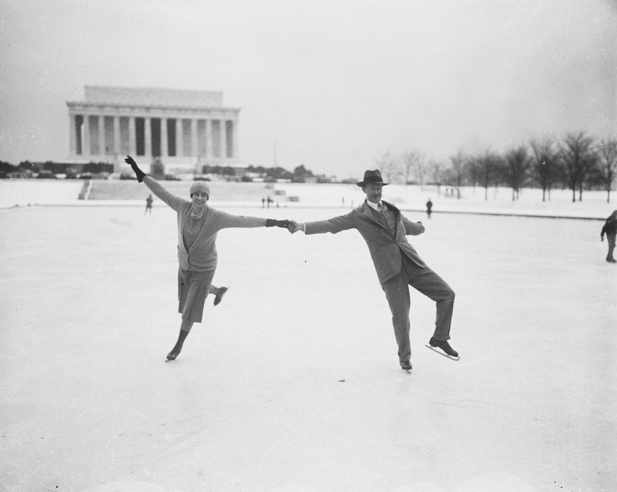 1930 年 1 月、アメリカ、ワシントン DC、タイダル ベイスンでアイススケートをするカップル (白黒写真) 作： ハリス＆ユーイング