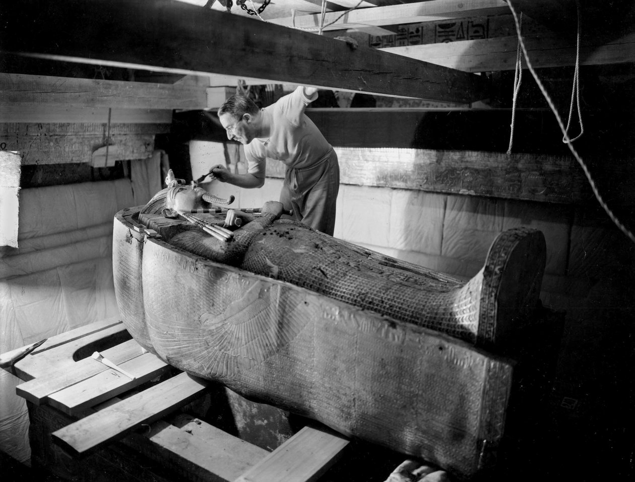 Faarao Tutankhamonin haudan löytö Kuninkaiden laaksossa (Egypti): hautakammiossa, Howard Carter työskentelee toisen arkun kannen parissa, lokakuu 1925, valokuva Harry Burton (p1568) 作： ハリー・バートン