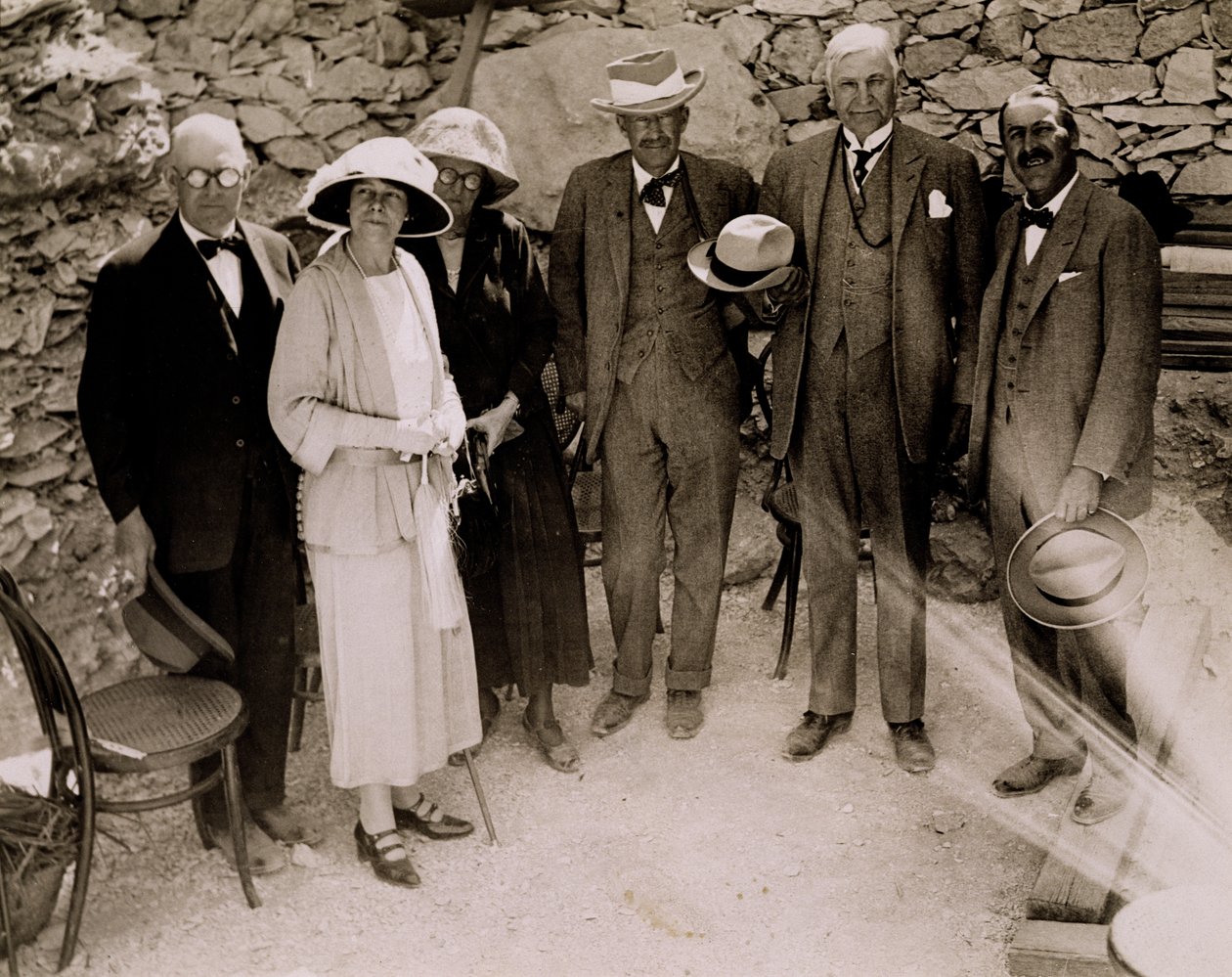 ハワード・カーター (1873-1939) と王家の谷のツタンカーメンの墓の発掘調査のそばに立つヨーロッパ人のグループ (ゼラチン・シルバー・プリント) 作： ハリー・バートン
