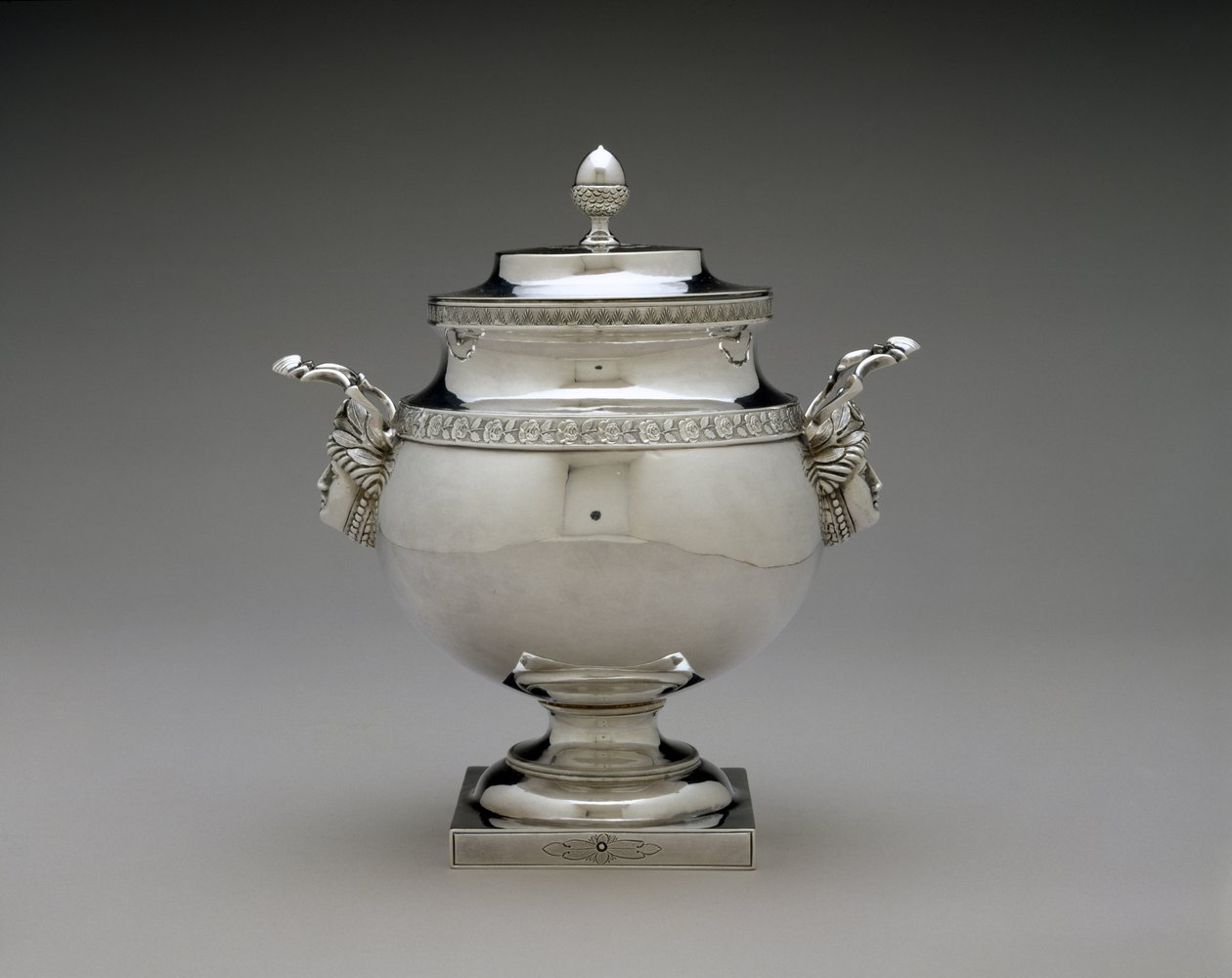 シュガーボウル、c。 1810-1835（シルバー） 作： ハーベイ・ルイス