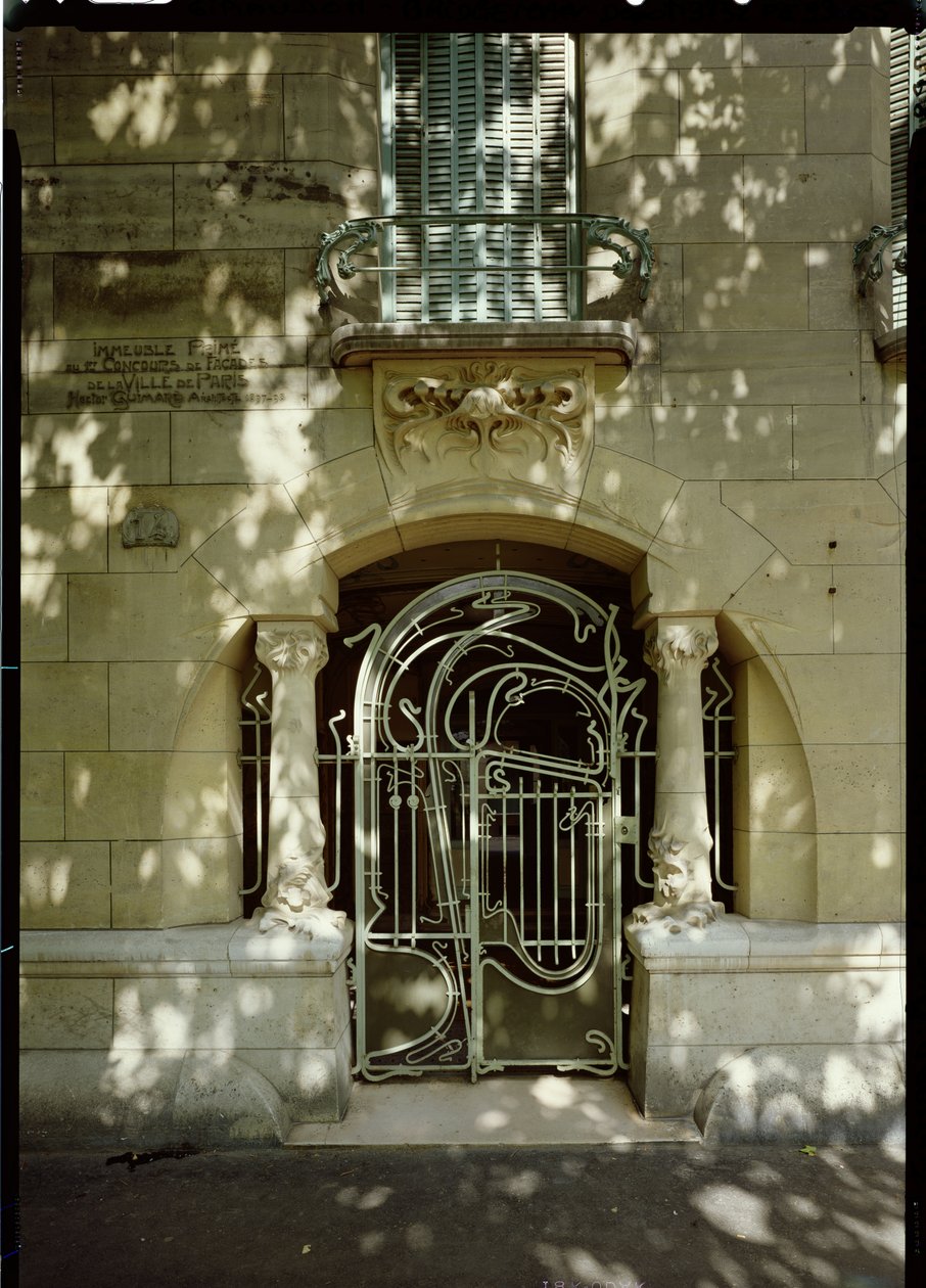 「Castel-Beranger」のゲートウェイ、No。14、Rue La Fontaine、1897-98 作： ヘクター・ギマール