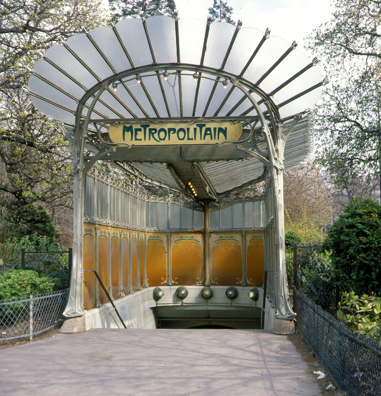 Porte Dauphine、地下鉄の駅、ギマール建築。 作： ヘクター・ギマール