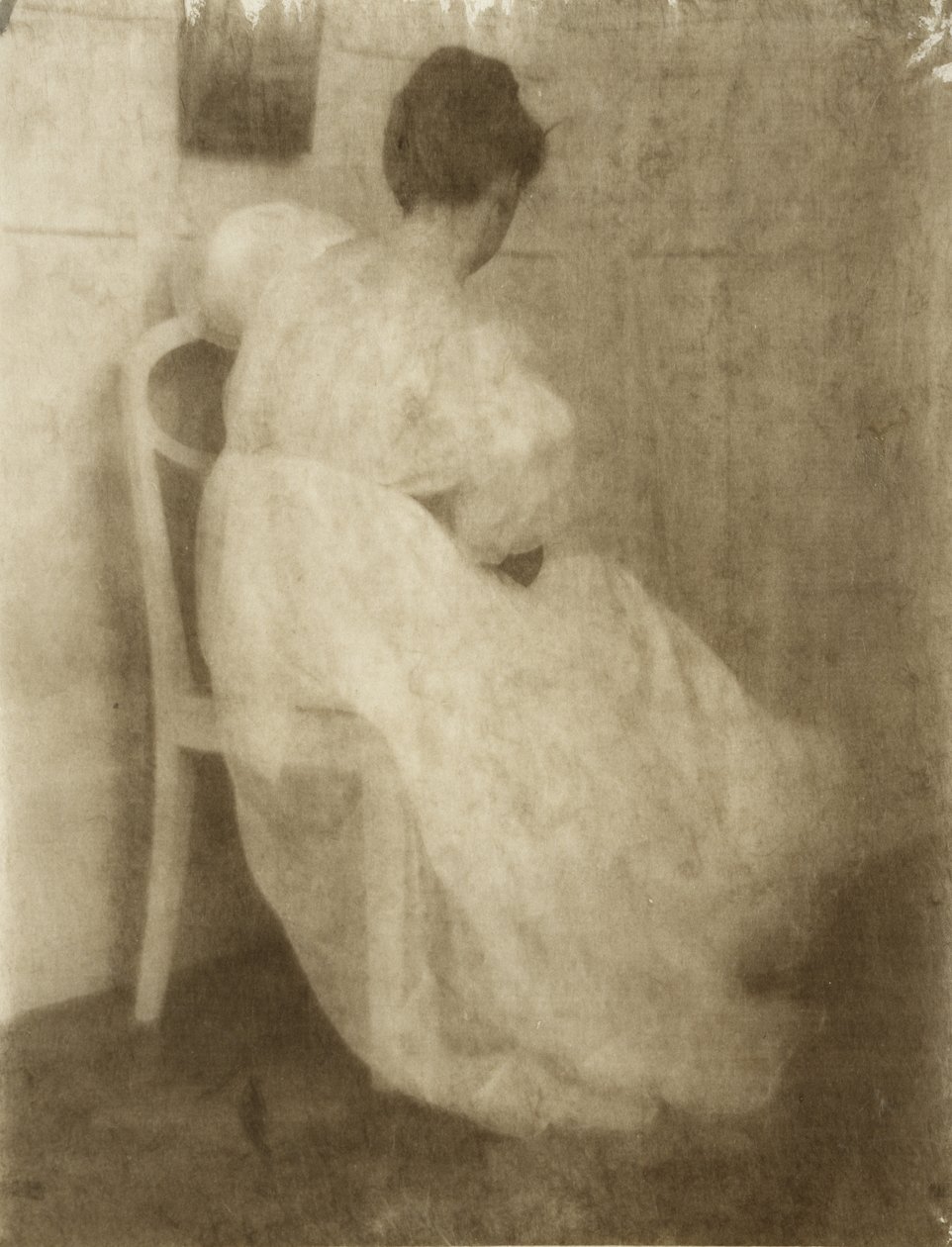 白い椅子にメアリーワーナー、1910年頃（プラチナプリント上の重クロム酸ゴム） 作： ハインリッヒ・クーン