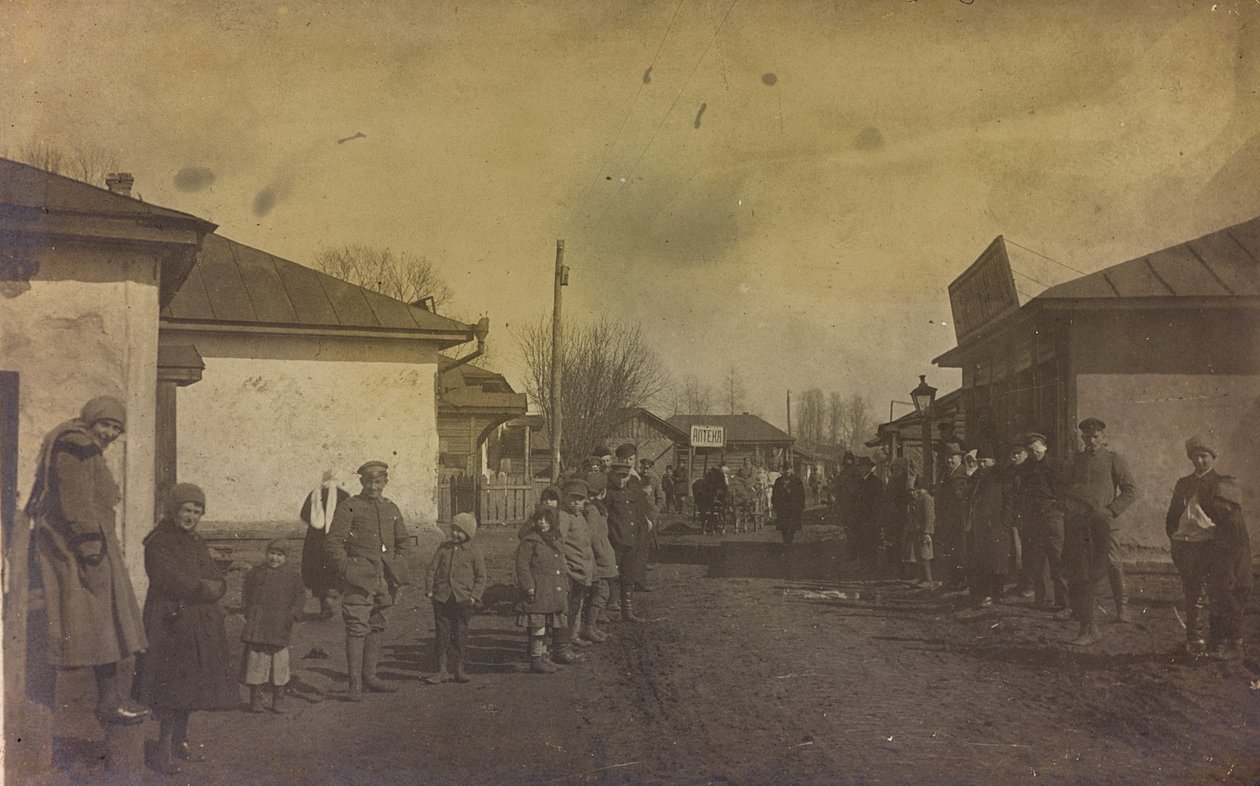 第一次世界大戦：「1914年から1916年にかけてのドイツ軍侵攻時のウクライナ。街の通りを歩く軍人と民間人（モノクロ写真 作： 英雄墓地Dsessentniki（attr。To）