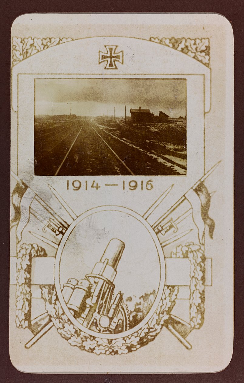 第一次世界大戦：「1914年から1916年にかけてのドイツ軍侵攻時のウクライナ」。線路の様子（モノクロ写真 作： 英雄墓地Dsessentniki（attr。To）