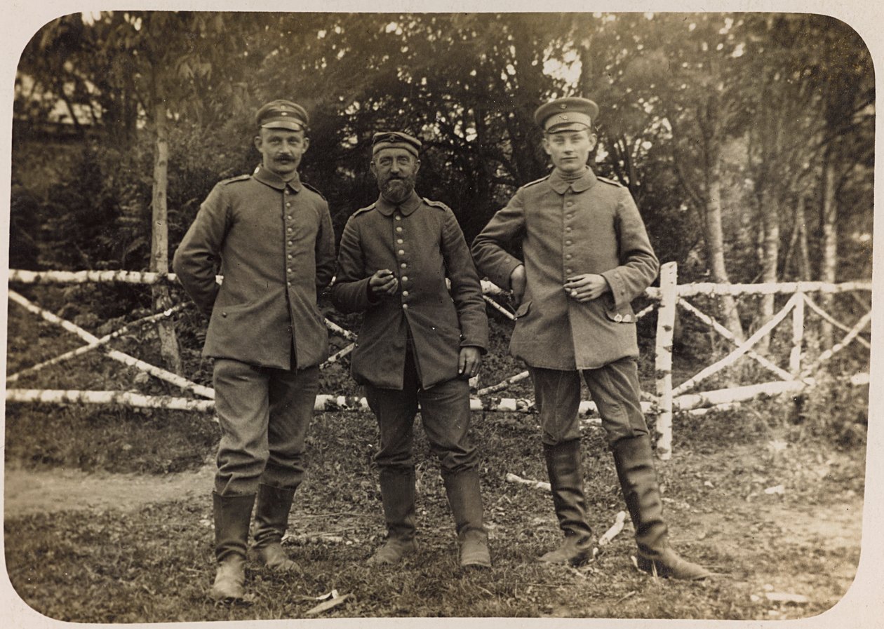 第一次世界大戦：「1914年から1916年にかけてのドイツ軍侵攻時のウクライナ。兵士の集団（モノクロ写真 作： 英雄墓地Dsessentniki（attr。To）