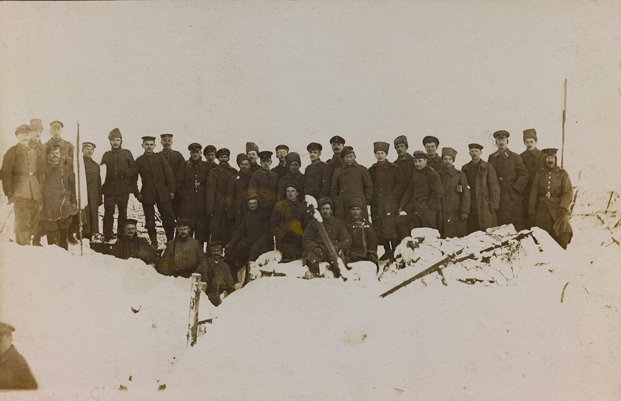 第一次世界大戦：「1914年から1916年にかけてのドイツ軍侵攻時のウクライナ。兵士の集団（モノクロ写真 作： 英雄墓地Dsessentniki（attr。To）