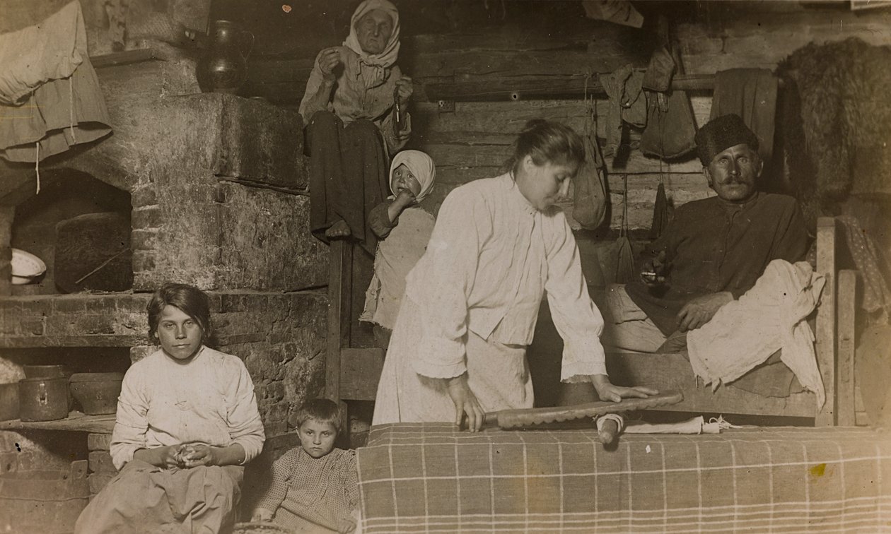 第一次世界大戦：「1914-1916年、ドイツ軍の侵攻下にあるウクライナ。家の中の家族（モノクロ写真 作： 英雄墓地Dsessentniki（attr。To）