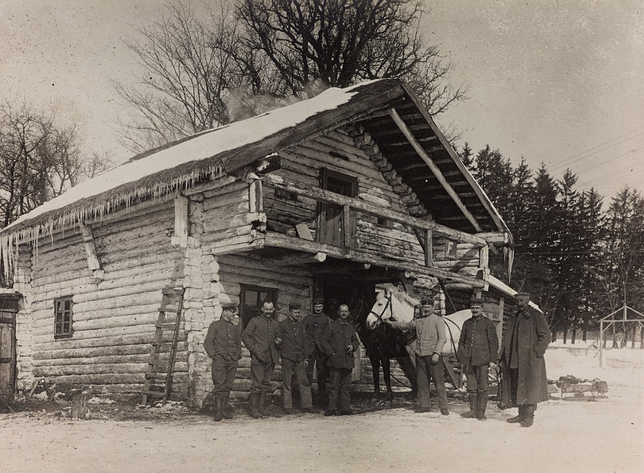 第一次世界大戦：「1914-1916年、ドイツ軍の侵攻下にあるウクライナ。家の前の軍隊（モノクロ写真 作： 英雄墓地Dsessentniki（attr。To）