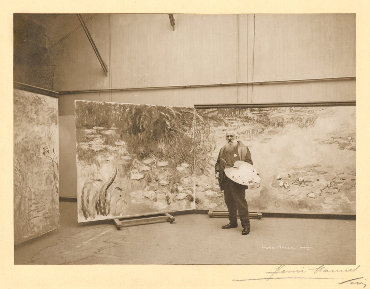 クロード・モネ (1840-1926)、ジヴェルニーのアトリエで彼の絵画「睡蓮」の前で 作： アンリ・マヌエル