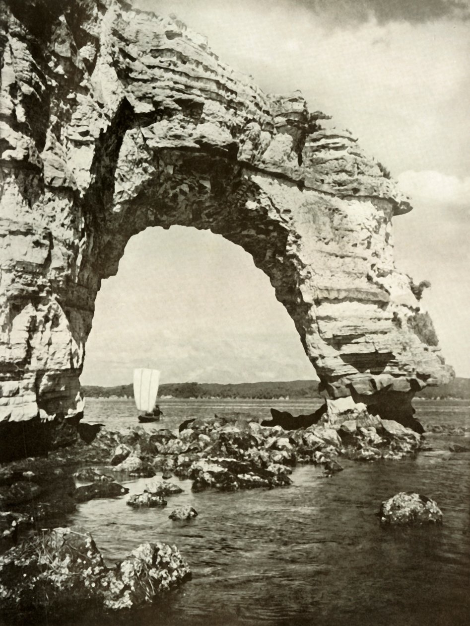 1910年、松島の海に沈んだアーチ。 作： ハーバート・ポンティング