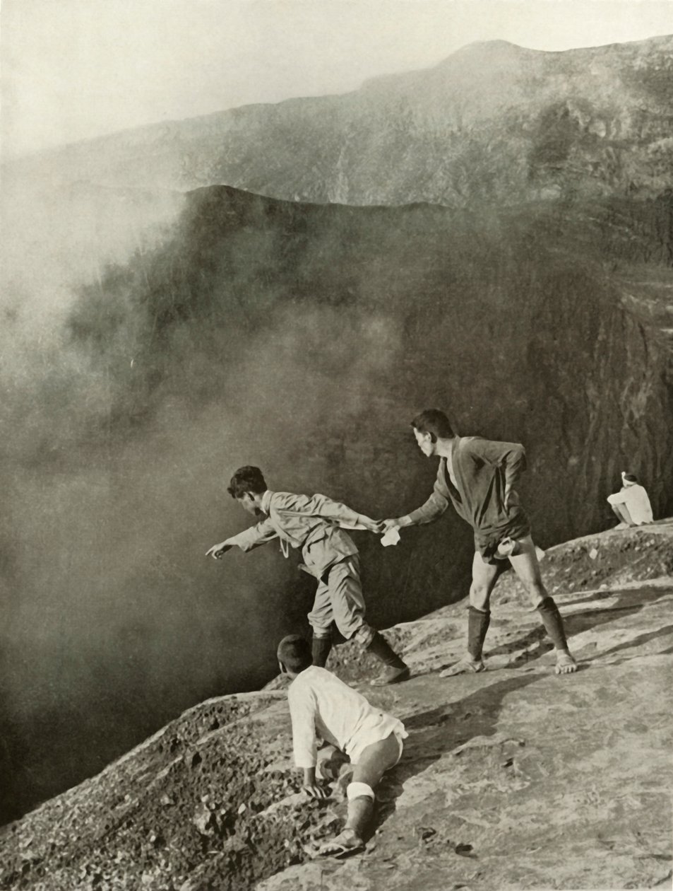 クレーターズブリンク、阿蘇山、1910年。 作： ハーバート・ポンティング